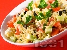 Рецепта Свежа салата с кускус / кус кус по гръцки с домати, краставици, сирене и черни маслини